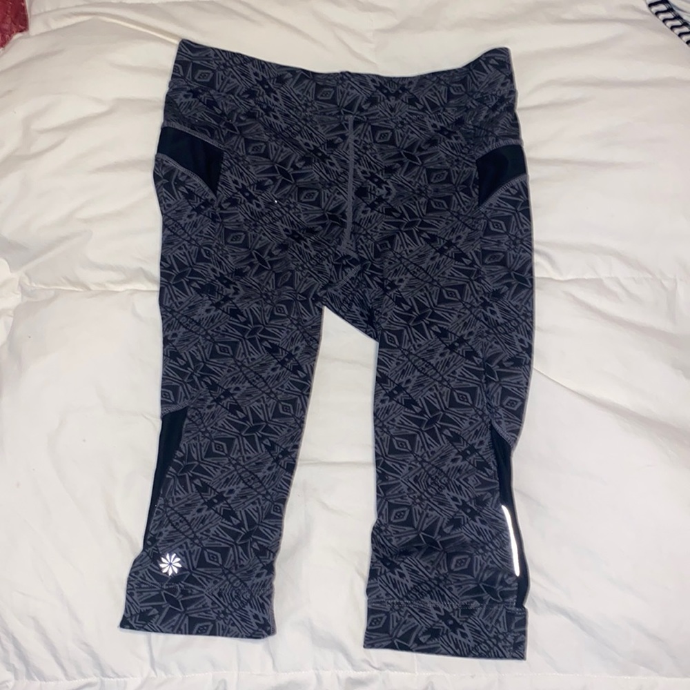 Athleta cropped leggings, size small
Back security pocket.
Pull tight waist